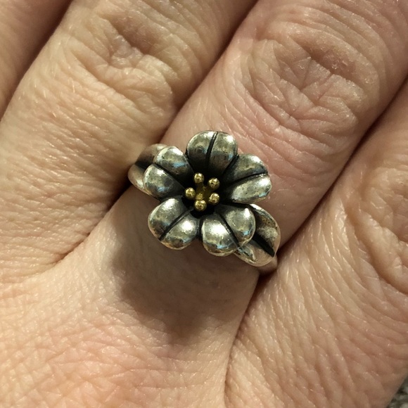 James Avery April Flower Retired ring - Picture 1 of 7
